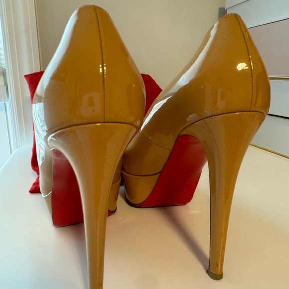 Christian Louboutin Nude Patent Platform Pumps with Red Soles - Picture 6 of 15